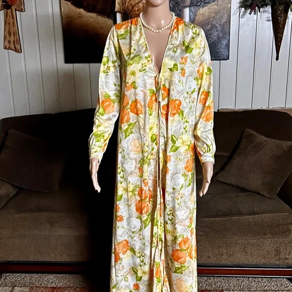 Virginia Wallace • Vintage • Medium • Yellow/Orange/Brown • Floral • Nightgown